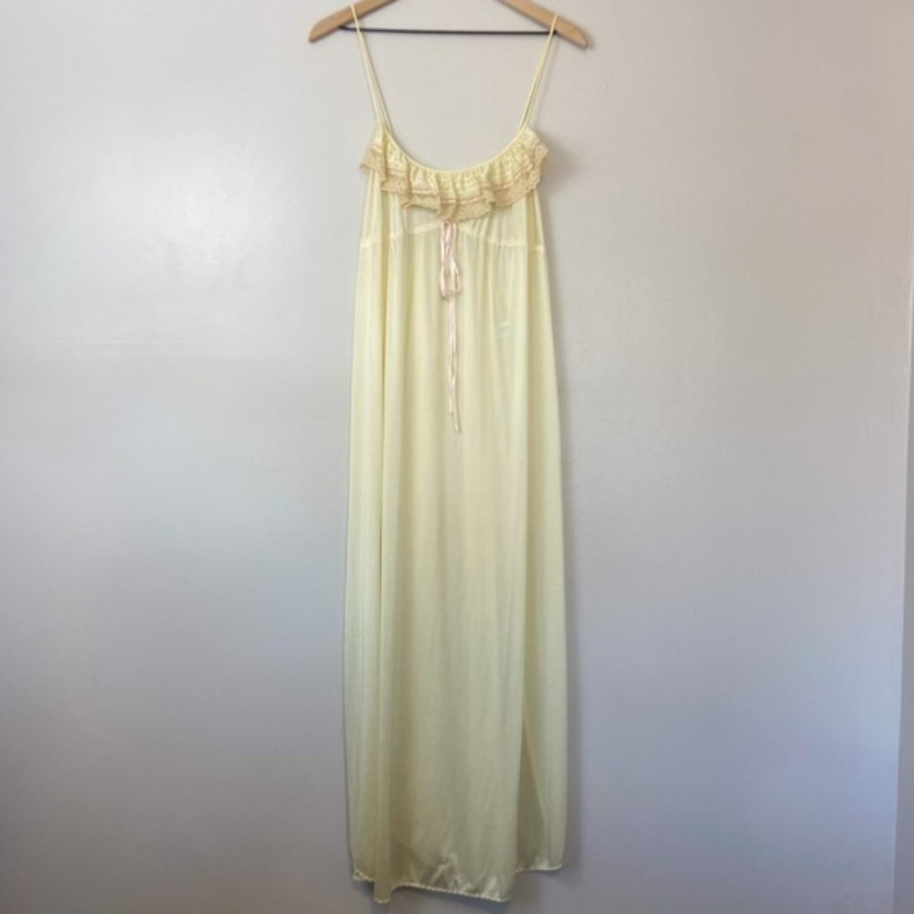 VINTAGE ivory satin and lace negligee